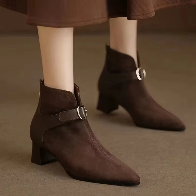 Botas de Cano Curto em Camurça - Street Fashion Winter 2026 avaliação e preço