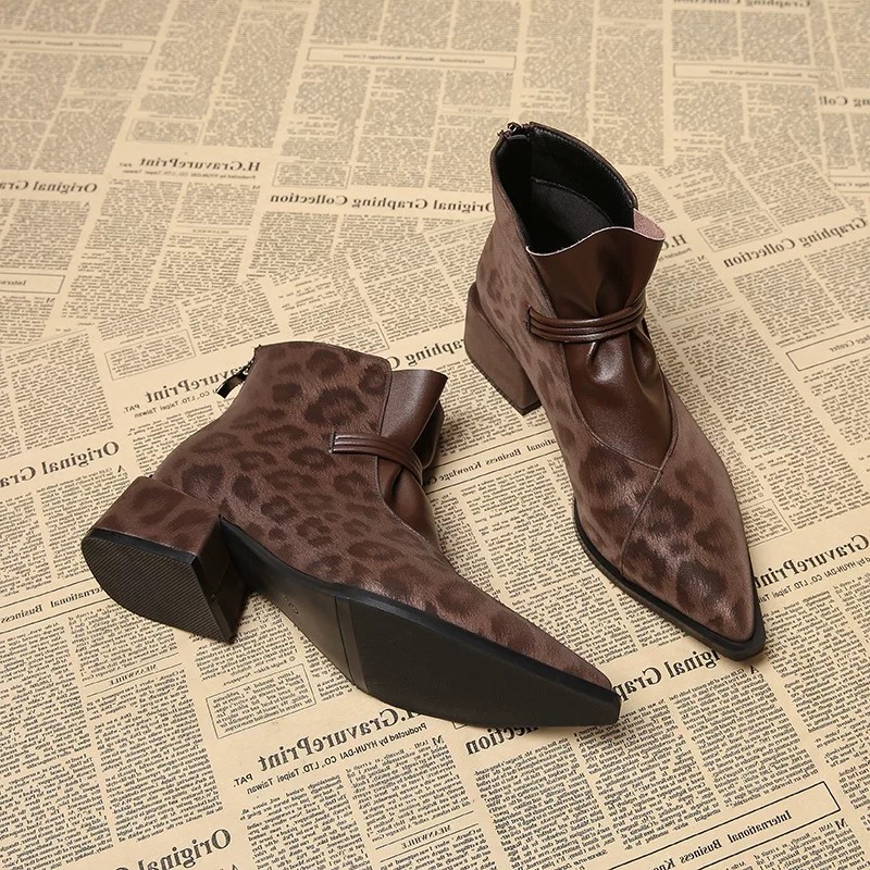 Botas Curtas de Bico Fino com  - Street Fashion Winter 2026 avaliação e preço