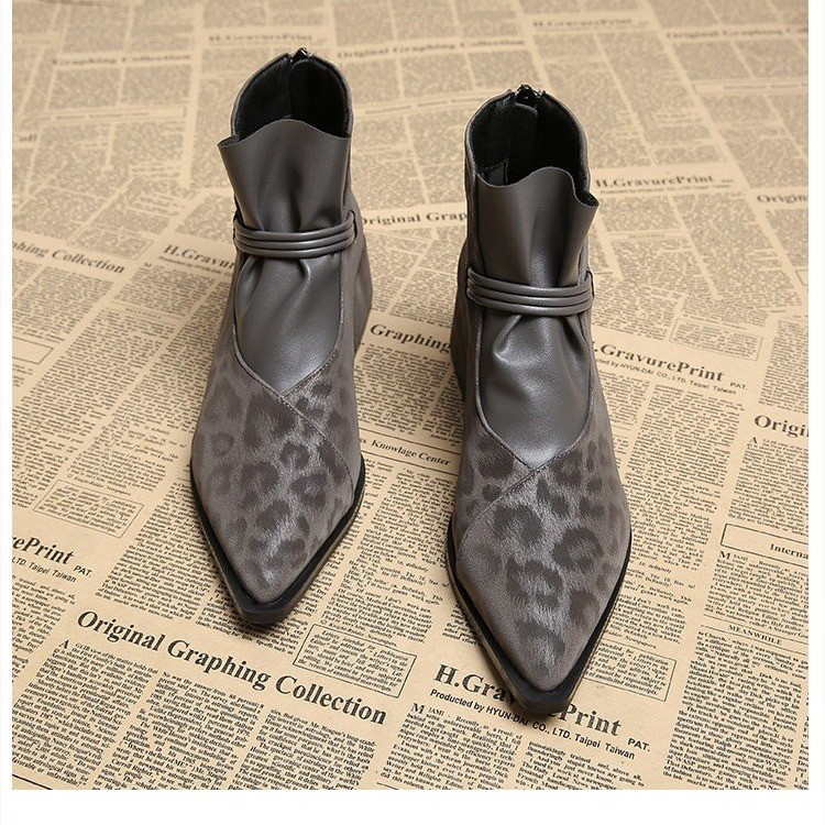 Botas Curtas de Bico Fino com  - Street Fashion Winter 2026 avaliação e preço