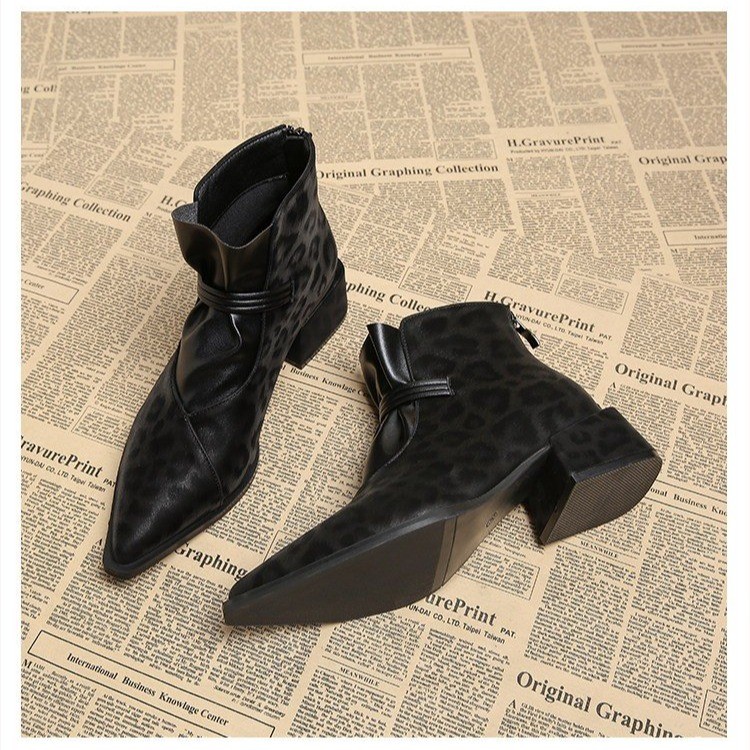 Botas Curtas de Bico Fino com  - Street Fashion Winter 2026 avaliação e preço